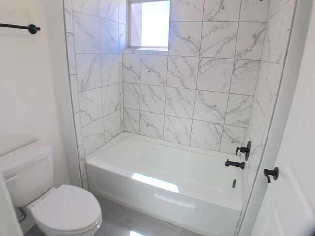 Building Photo - Gorgeous, Newer 3 bedroom in Los Lunas! Op...