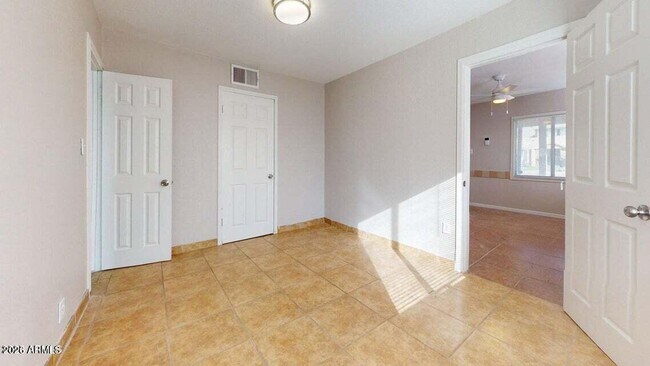 Building Photo - 2214 N 24th Pl