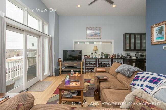 Building Photo - Stylish Tremont Townhome!