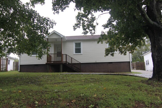Primary Photo - 3 Bedroom Home For Rent Near Downtown Clar...