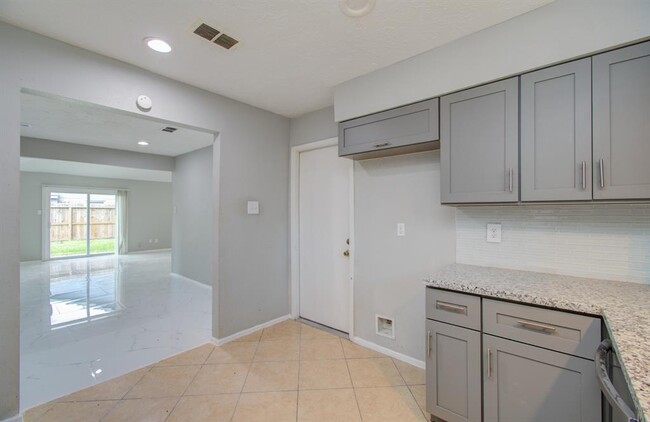 Building Photo - 326 Fair Oak Dr