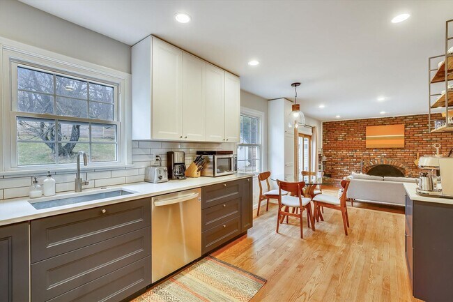 Building Photo - Fabulous 5BR 2.5BA Located in Close in Roc...