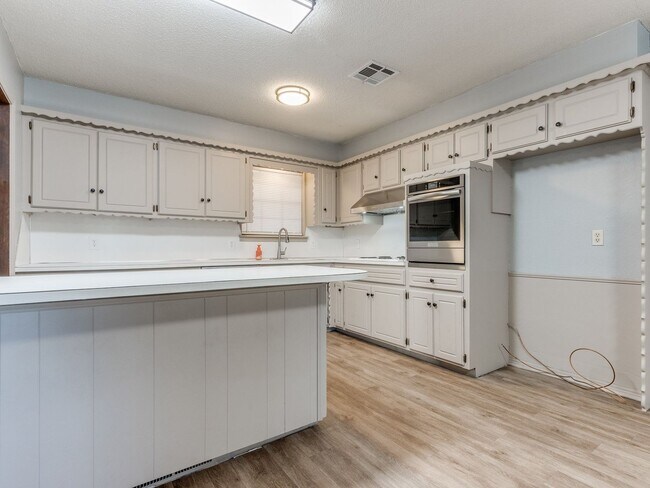 Building Photo - 3 Bed 2 Bath 2 Car Garage in Shawnee!