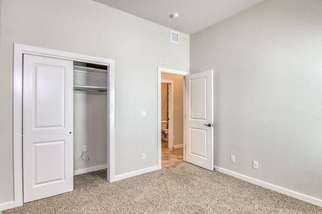 Building Photo - Beautiful East side House with 4 bed-2 baths