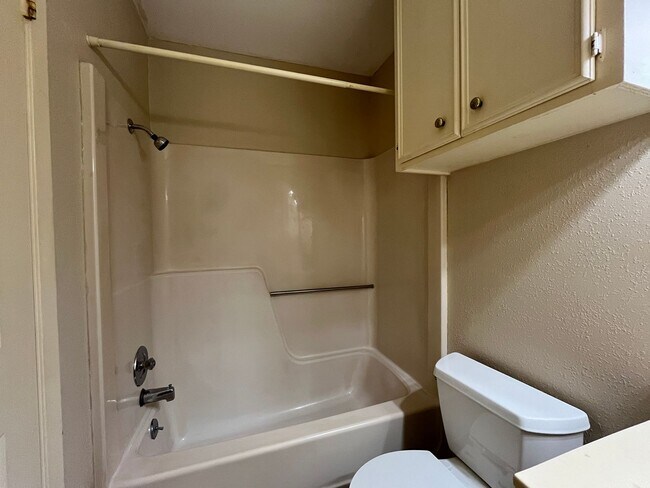 Building Photo - Townhome in the Heart of the Southside!