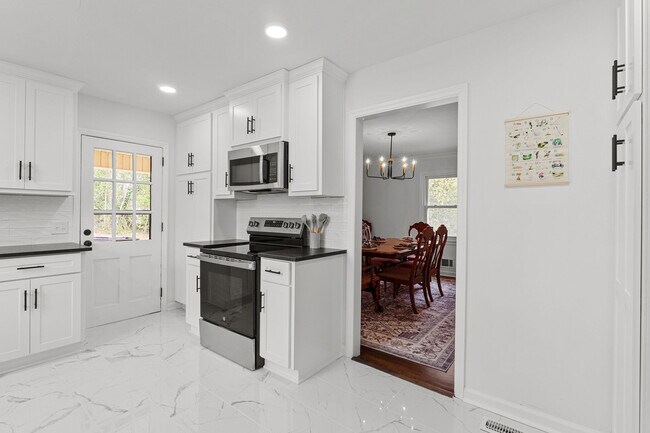 Building Photo - 743 Lancaster Rd