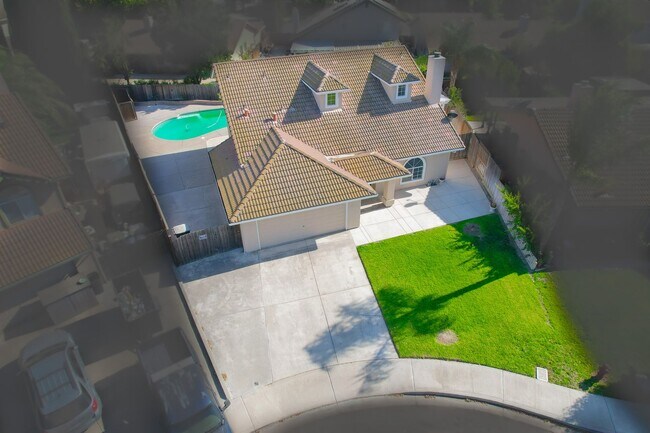Building Photo - BEAUTIFUL 4 BEDROOM HOME WITH SWIMMING POOL!