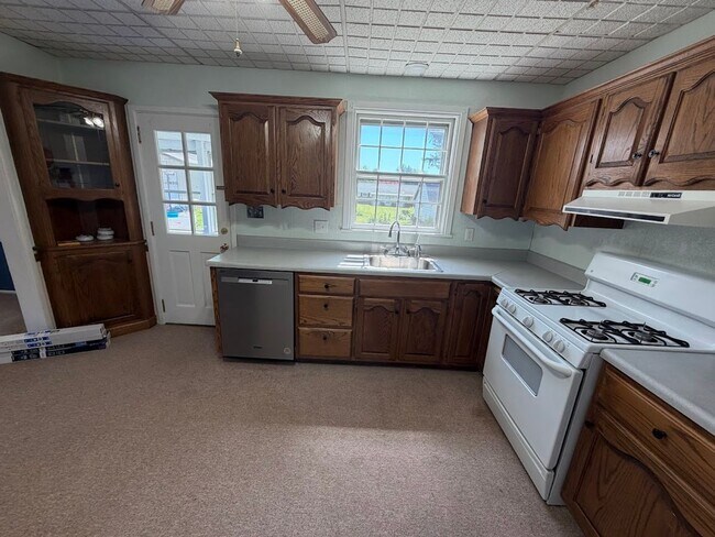 Building Photo - 3 Bedroom, 2 Full Bath Home with 4-Season Room, Garage & Large Lot
