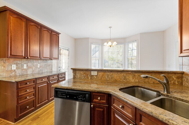 Building Photo - Exceptional 5-Bedroom Residence in the Hea...