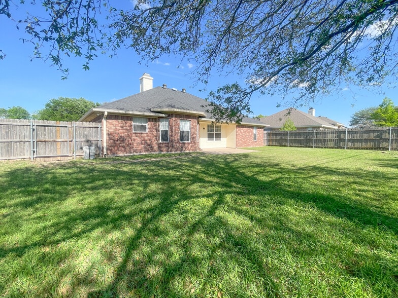 Building Photo - 1029 S Haven