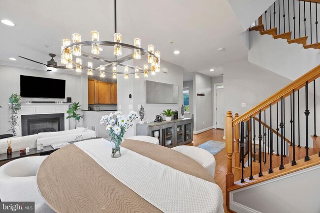 Building Photo - 900 Valencia Ct