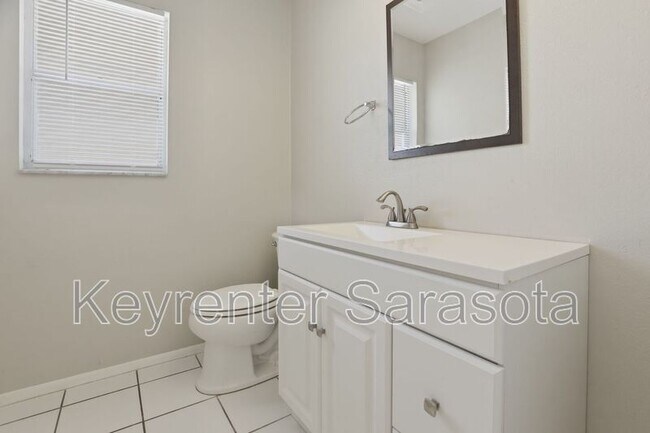 Building Photo - 5645 N Tuttle Ave