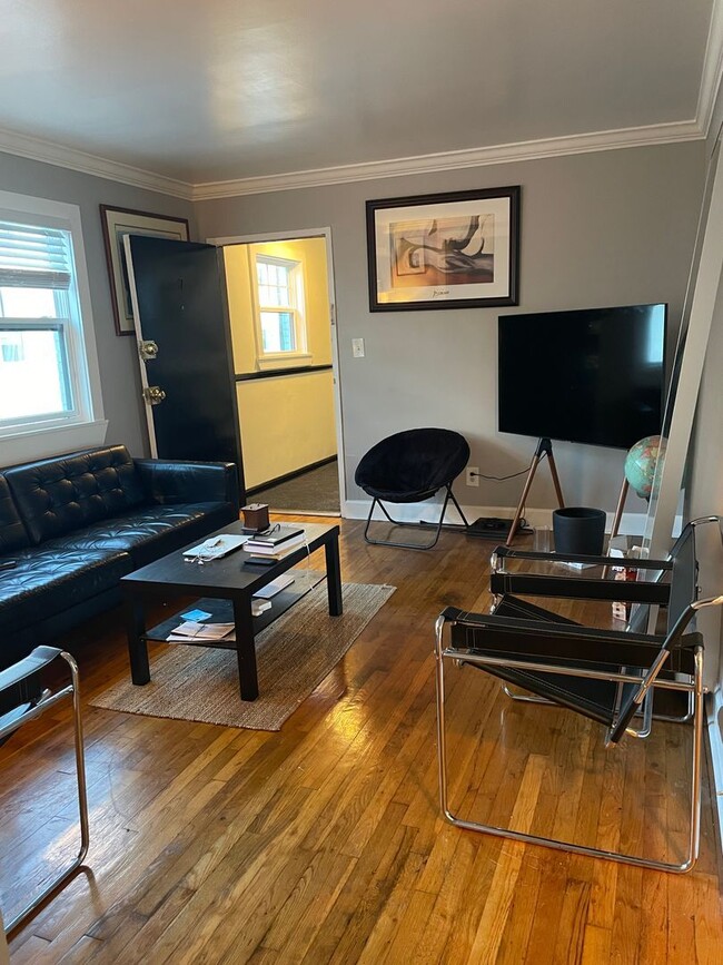 Building Photo - Top Floor - 1BR One Block from Piedmont Park! ~ Renovated!