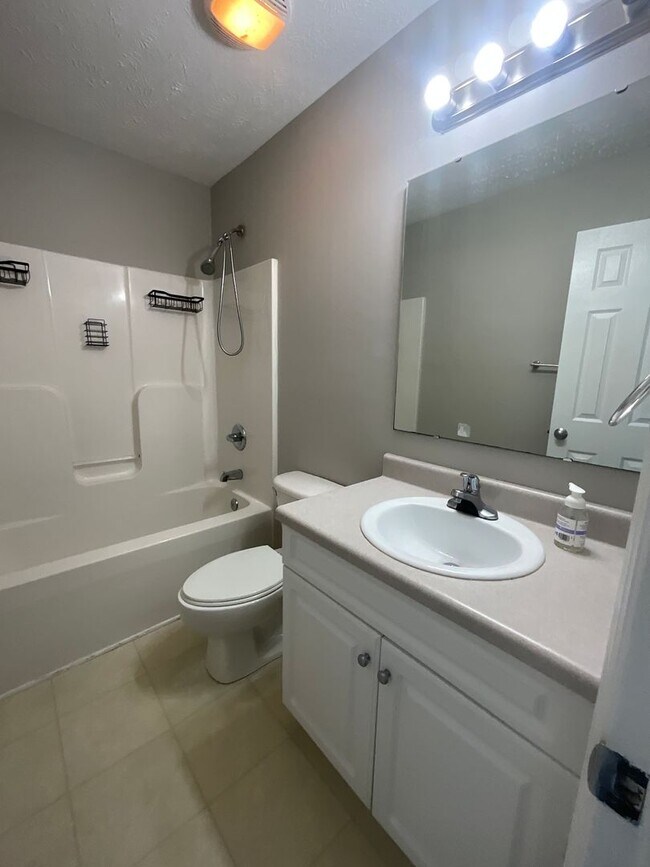 Building Photo - 35 Northview Dr