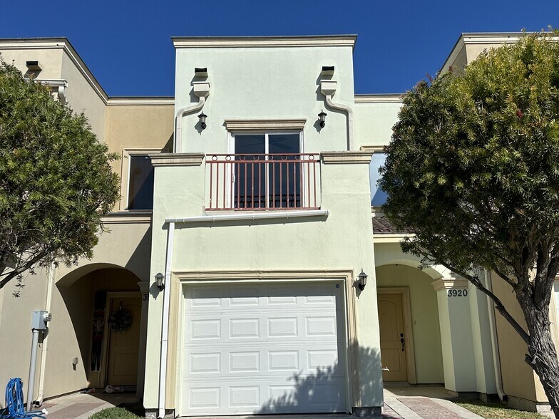 Building Photo - 3820 W Daffodil Ave