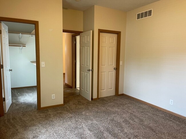 Building Photo - Spacious, updated, 5 bedroom, 3 bath house in south Lincoln.