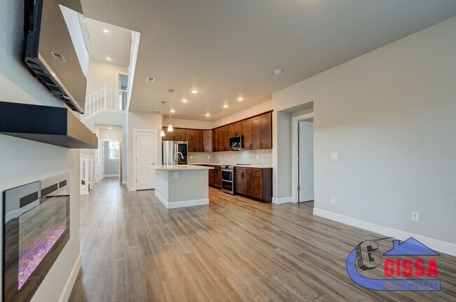 Building Photo - Beautiful, modern townhouse with primary b...