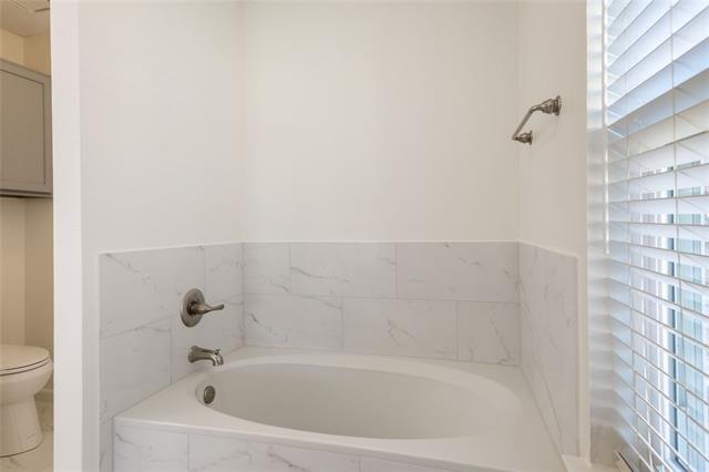 Building Photo - 2113 Live Oak Dr