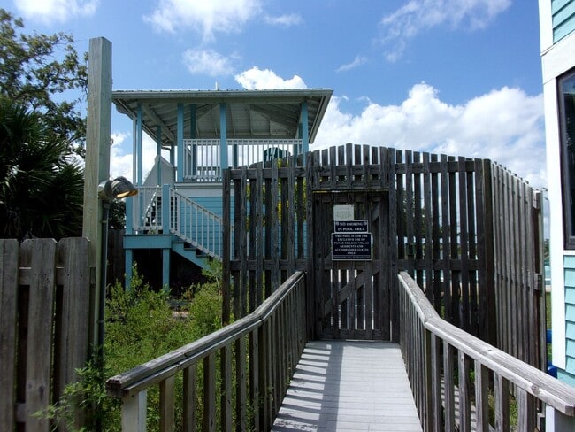 Building Photo - Island Living!