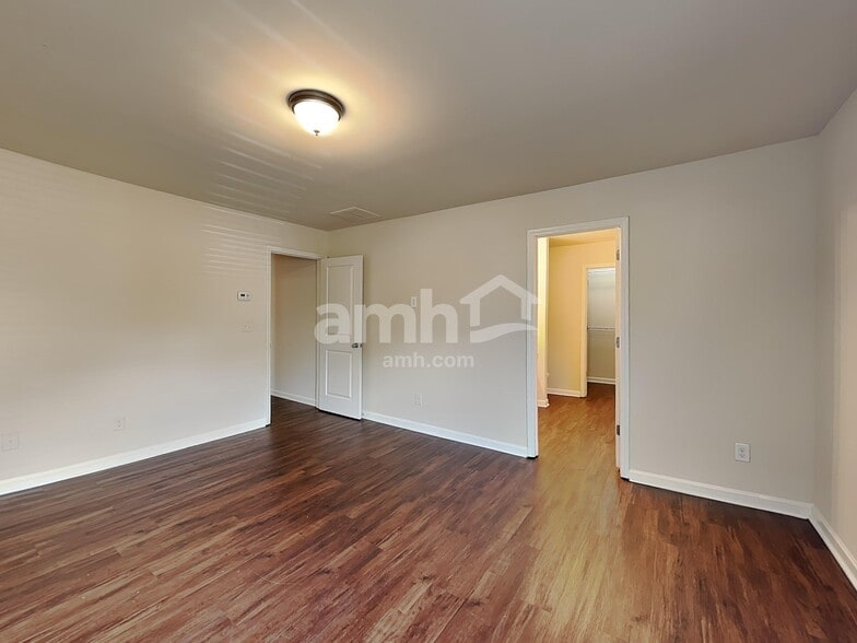 Building Photo - 4104 Dale Dr SE