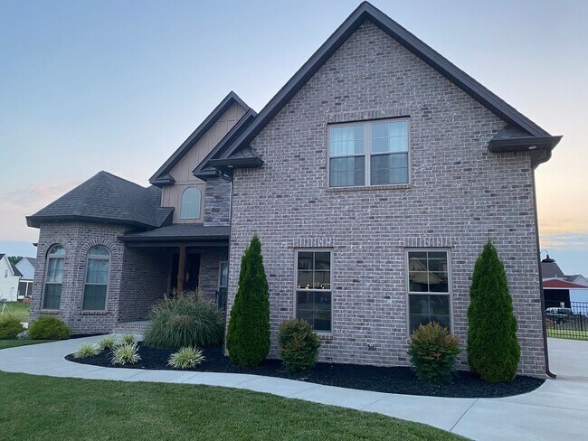 Building Photo - Stunning 4 bedroom, 3 bath Murfreesboro ho...