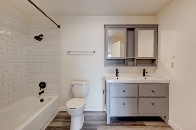 Building Photo - 2 bedroom/1.5 bathroom townhouse