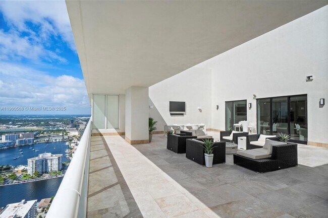 Building Photo - 1830 S Ocean Dr