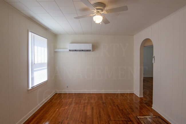 Building Photo - 2 Bedroom 1 Bath