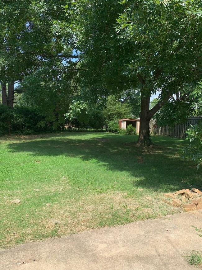 Building Photo - 3bed/1bath close to Southwest drive.