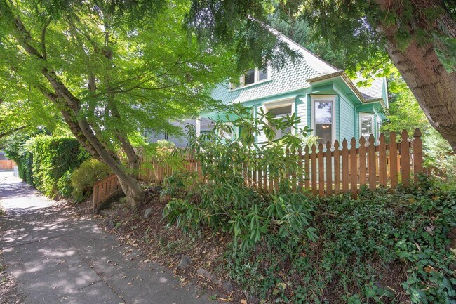 Building Photo - Spacious, light-filled 3-bdrm/2-bath vinta...