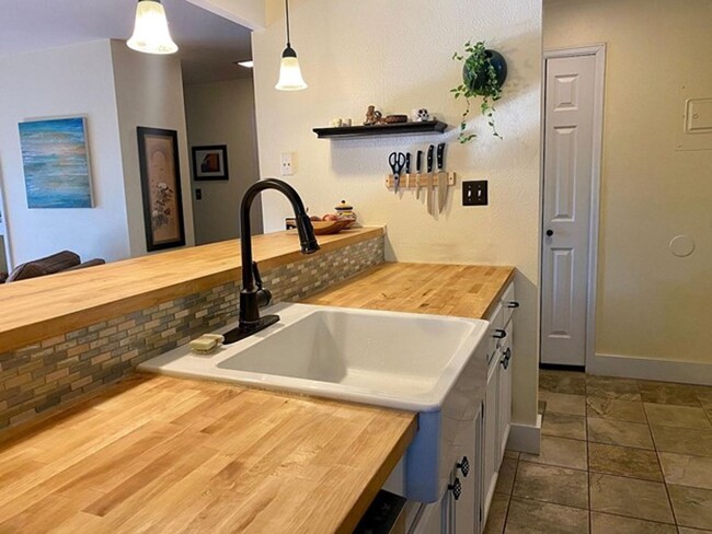 Building Photo - Fully Furnished 2B/1B Condo Available Now!