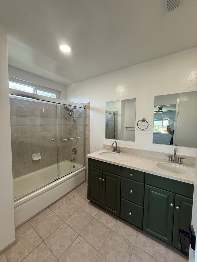 Building Photo - 4 bed, 3 bath pool home with RV access in West Simi Valley