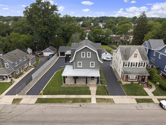 Building Photo - 660 Loraine St