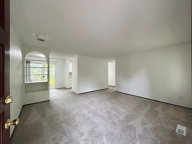 Building Photo - Bright and Open 3 Bed, 1 Bath House!