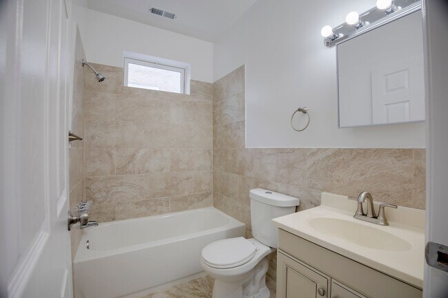 Building Photo - ???Newly Renovated MODERN 3BR and 1.5Bath ...