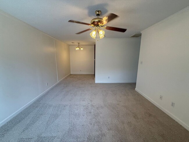 Building Photo - 1110 Chandler Dr