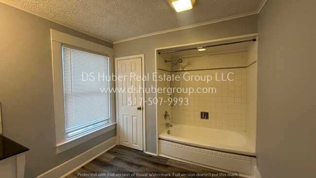 Building Photo - 921 W Oakland-