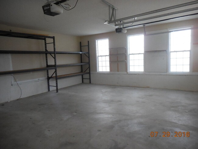 Building Photo - Lage 3 Bedroom  2 1/2 Bath Pet Friendly Home For Rent