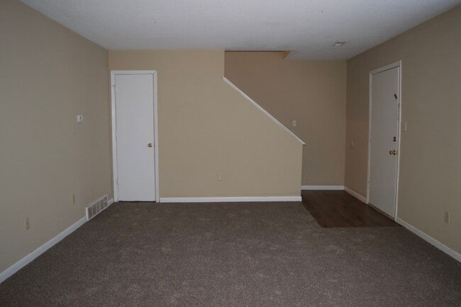 Building Photo - Nice 3 Bedroom 2.5 Bathroom Townhome