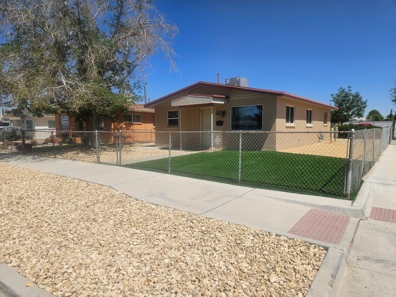 Building Photo - 4821 Flower Dr