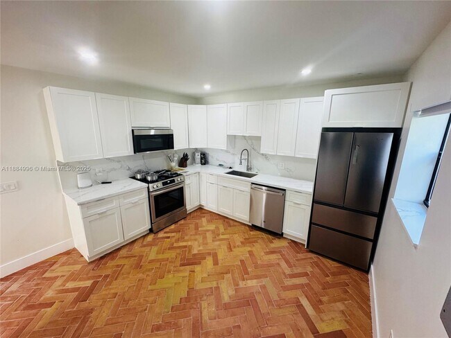 Building Photo - 905 SW 13th Ct