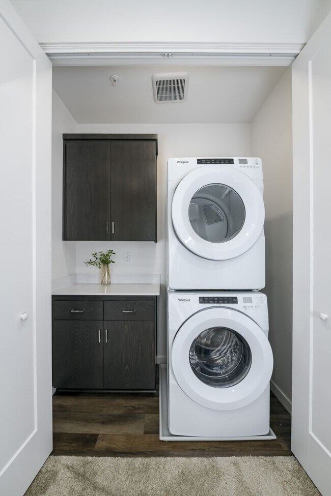 Building Photo - Fully Furnished & Move-In Ready in Midtown | Stylish & Modern Home for Rent