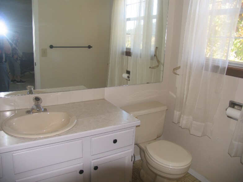 Building Photo - 2228 Palm Dr