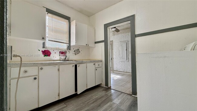 Building Photo - 444 SW 10th Ave