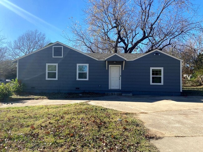 Building Photo - Spacious 4BR/2BA Home with Fenced Yard & A...