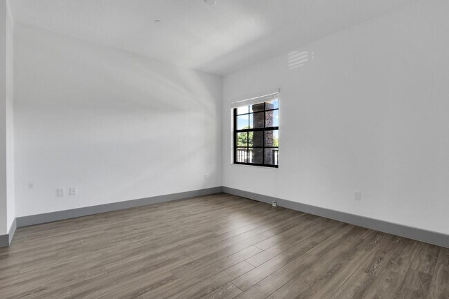 Building Photo - 600 NE 14th Ct