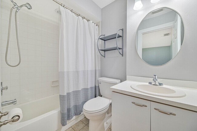 Building Photo - ** 2/2 First Floor Condo ~ Cross Creek ~ R...