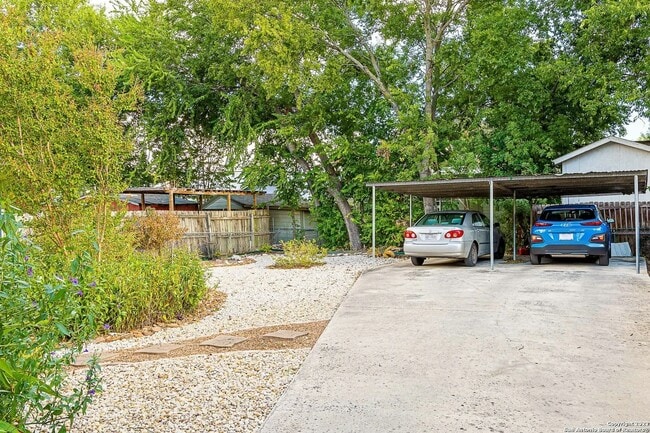 Building Photo - 611 W Ridgewood Ct