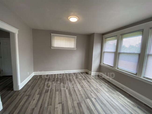 Building Photo - 1008 Lusitania Ave
