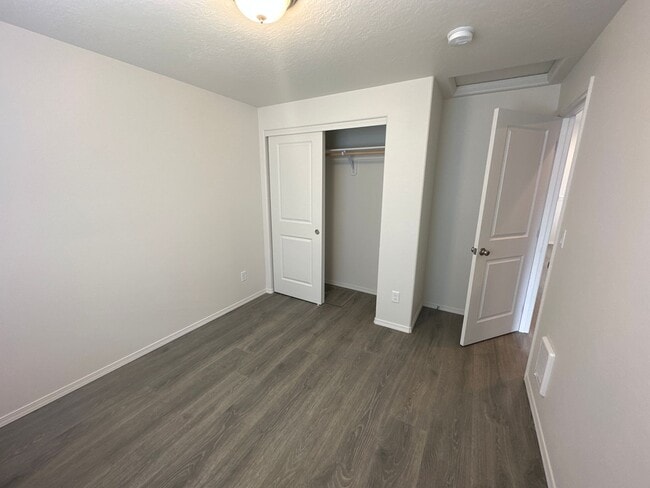 Building Photo - MIDTOWN 2 Bdrm Cottage, 1 bath, Air Conditioning, Laundry Room, Large Covered Patio, Off Street P...